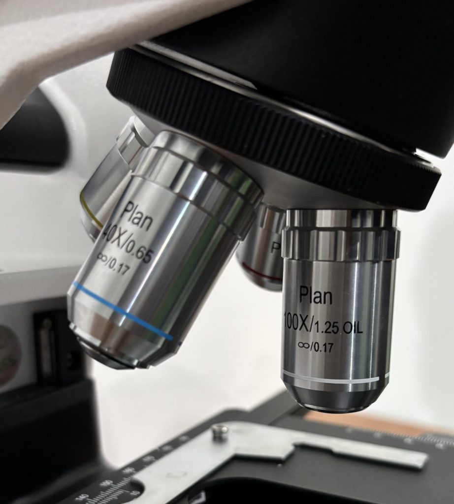 Sistem optik dan objektif mikroskop OptiLab untuk pengamatan laboratorium