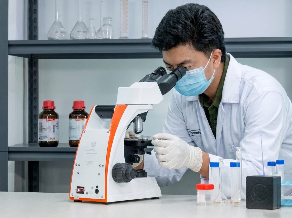 Penggunaan mikroskop di laboratorium untuk pengamatan spesimen